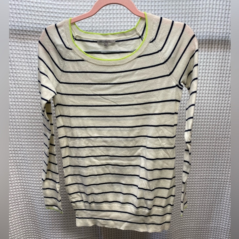 LIGHTWEIGHT NAVY STRIPE SWEATER WITH NEON COLLAR